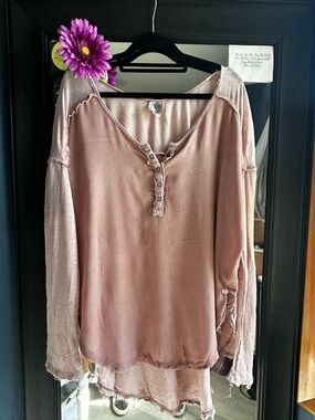 We the Free very Distressed Long Sleeve Henley Top in Dusty Rose